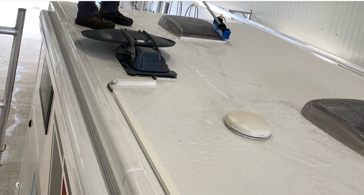 Wohnwagen Dach reinigen