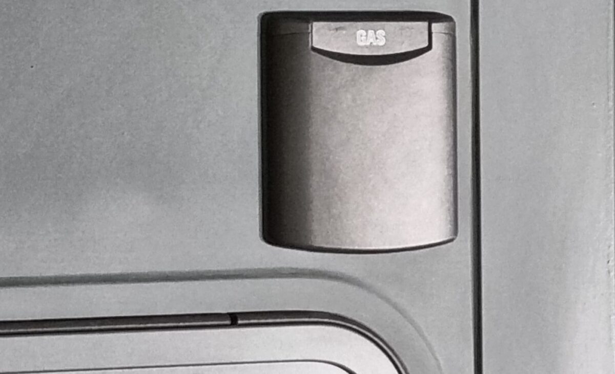 DIY: Gas-Außensteckdose am Wohnmobil nachrüsten